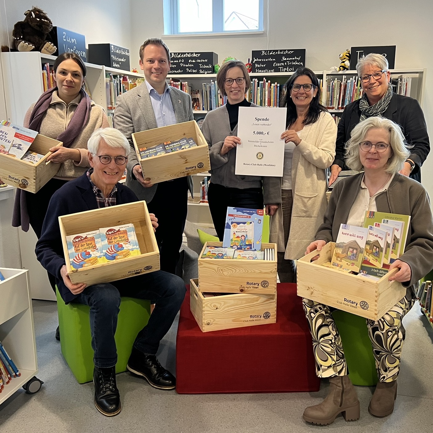 Bücherspende vom Rotary-Club