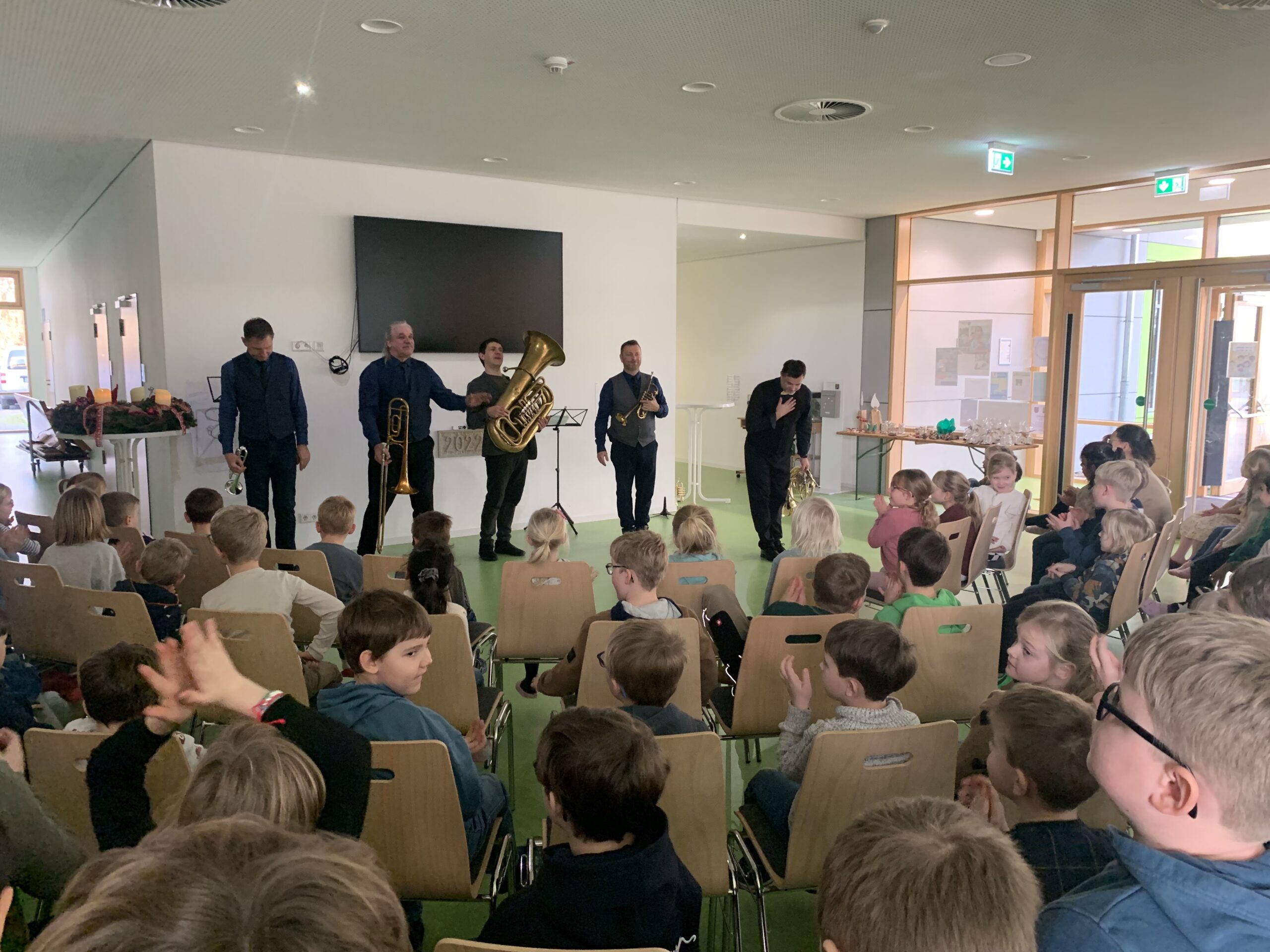 Besuch von den "Netten Letten" und vom Nikolaus