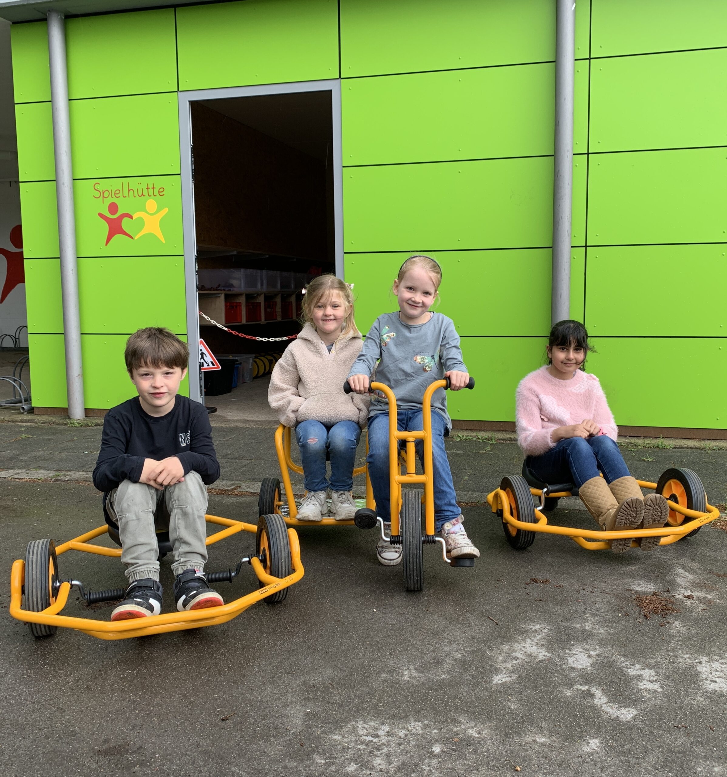 Neue Fahrzeuge für die Spielhütte